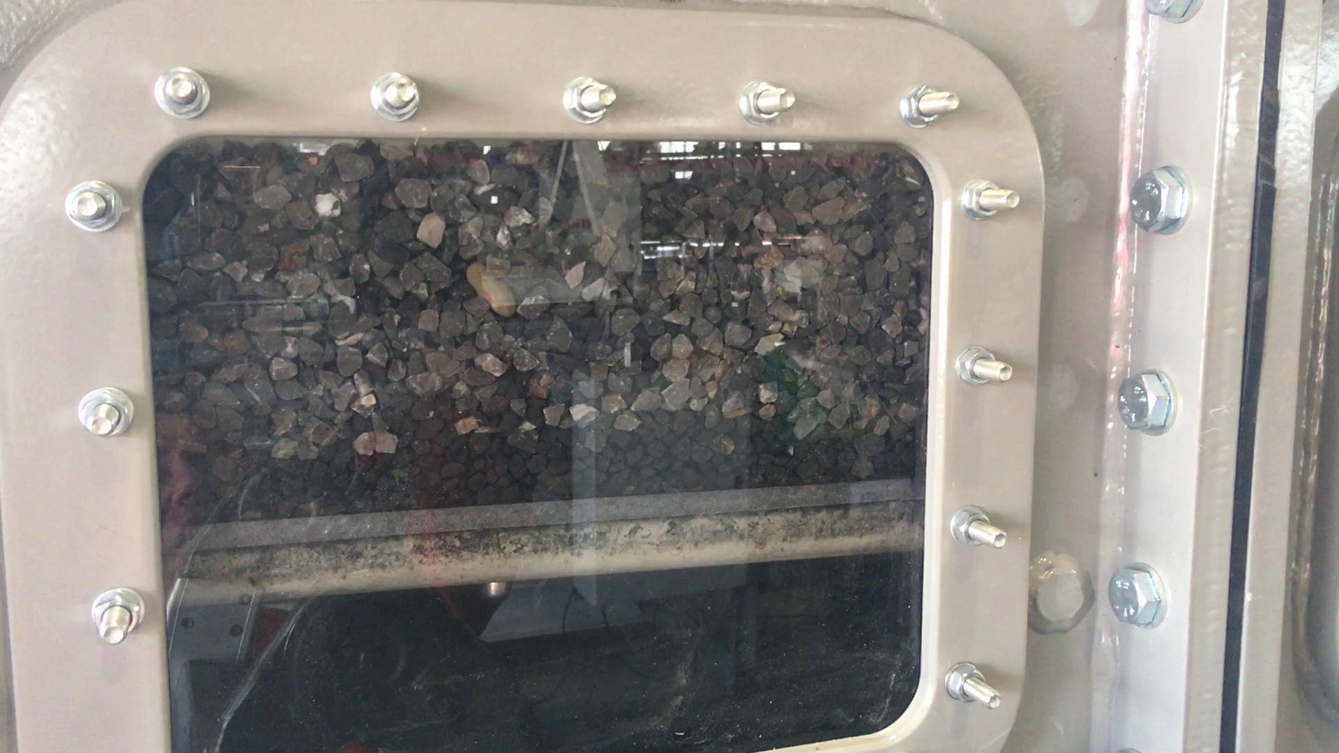 Black colored heavies on top of the screen deck On-screen test jig - distinction heavy and light particles